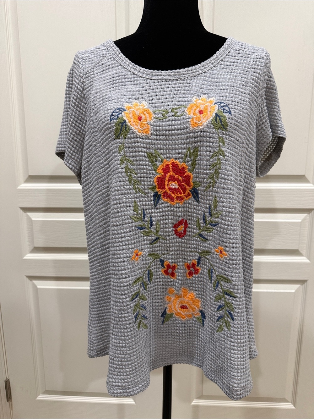 entro Light Gray Short Sleeve Embroidered Floral Tee
